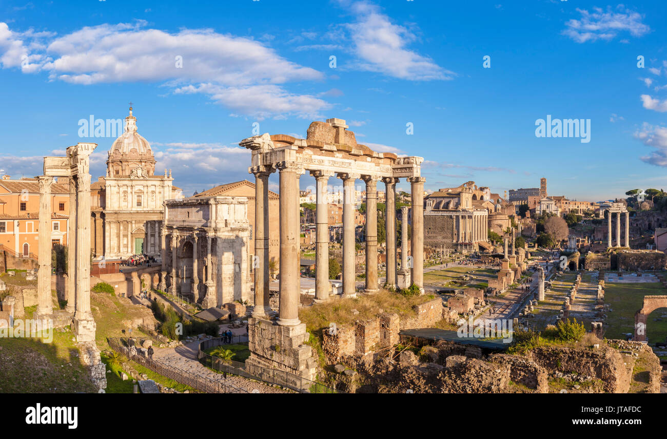 Die Spalten der Tempel des Saturn und Überblick über die Ruinen des Forum Romanum, UNESCO, Rom, Latium, Italien, Europa Stockfoto