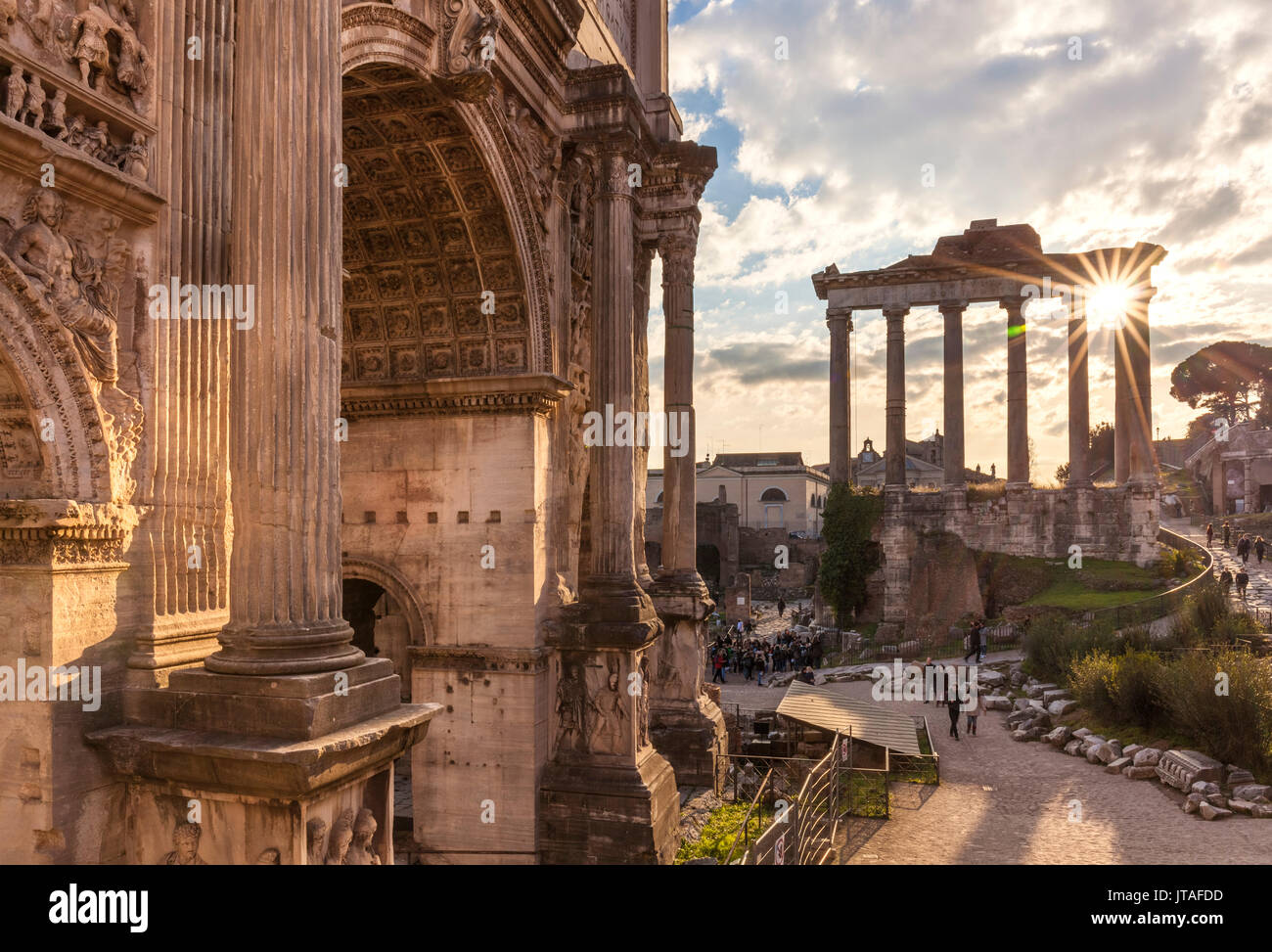 Der Triumphbogen des Septimius Severus und den Tempel des Saturn im Forum Romanum, UNESCO, Rom, Latium, Italien, Europa Stockfoto