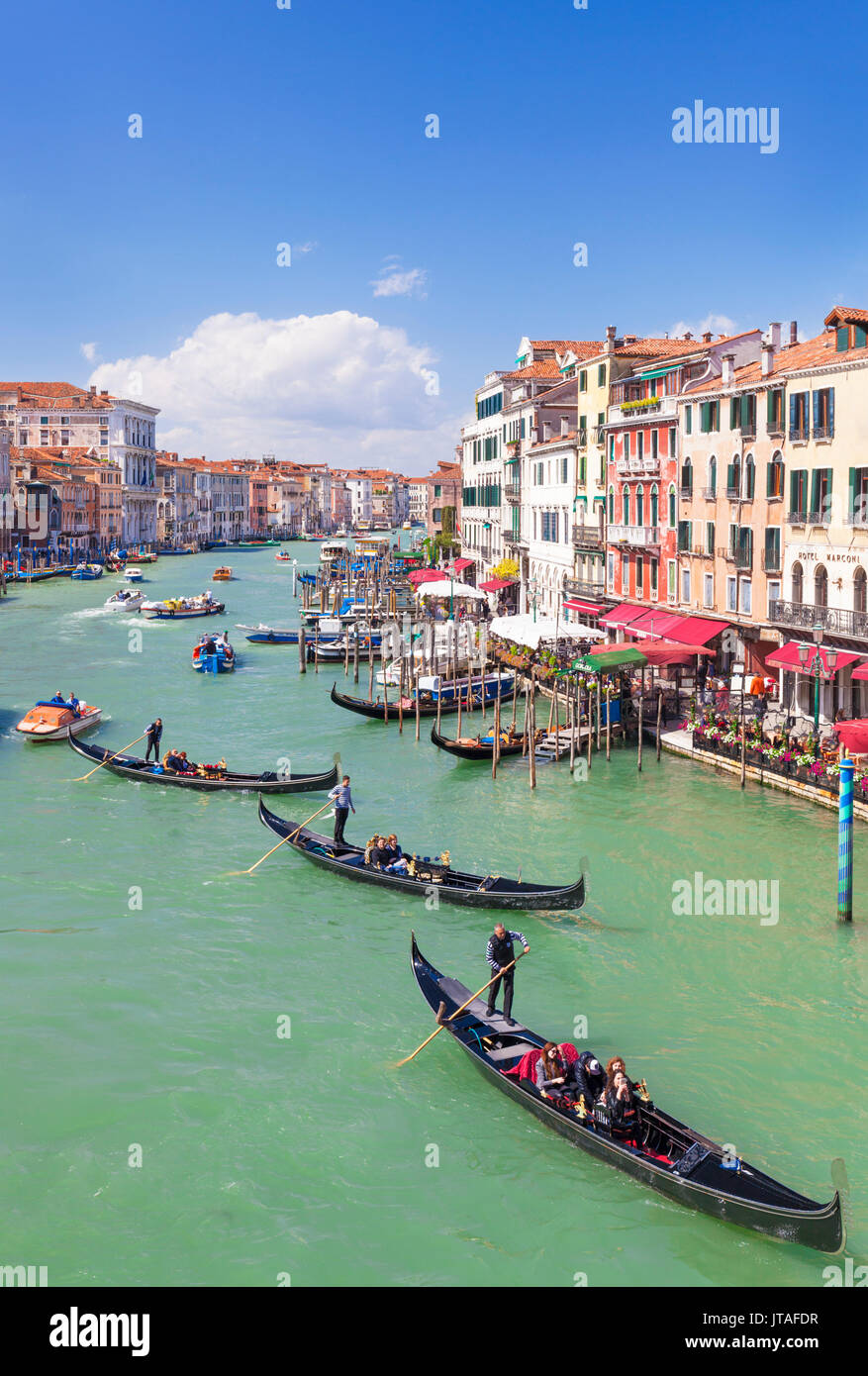 Gondeln, mit Touristen, die auf den Canal Grande, gleich neben dem Fondementa del Vin, Venedig, UNESCO, Venetien, Italien, Europa Stockfoto