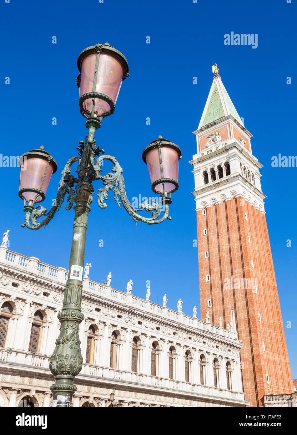 Campanile Tower, traditionellen venezianischen Laternenpfahl, Piazzetta, Markusplatz, Venedig, UNESCO, Venetien, Italien, Europa Stockfoto