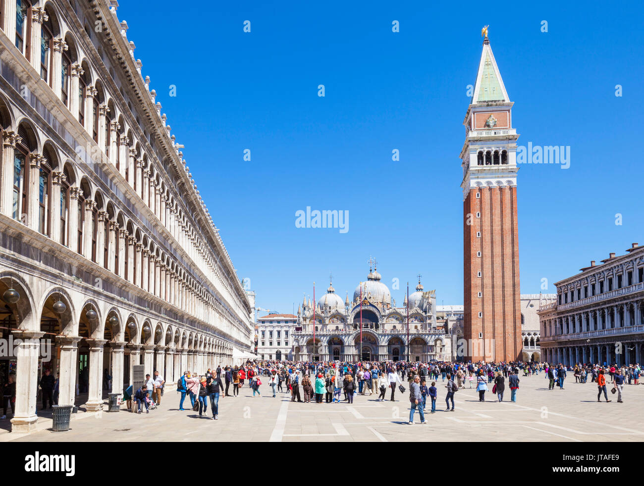 Campanile-Turm, Piazza San Marco (St. Markusplatz) mit Touristen und Basilica di San Marco, Venedig, UNESCO, Venetien, Italien Stockfoto