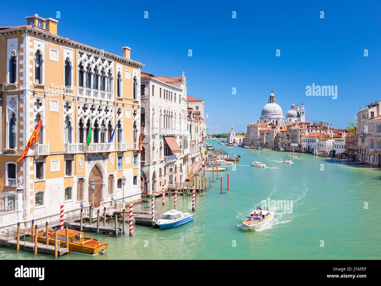 Vaporettos, Palazzo Cavalli-Franchetti und der Santa Maria della Salute am Grand Canal, Venice, UNESCO, Venetien, Italien Stockfoto