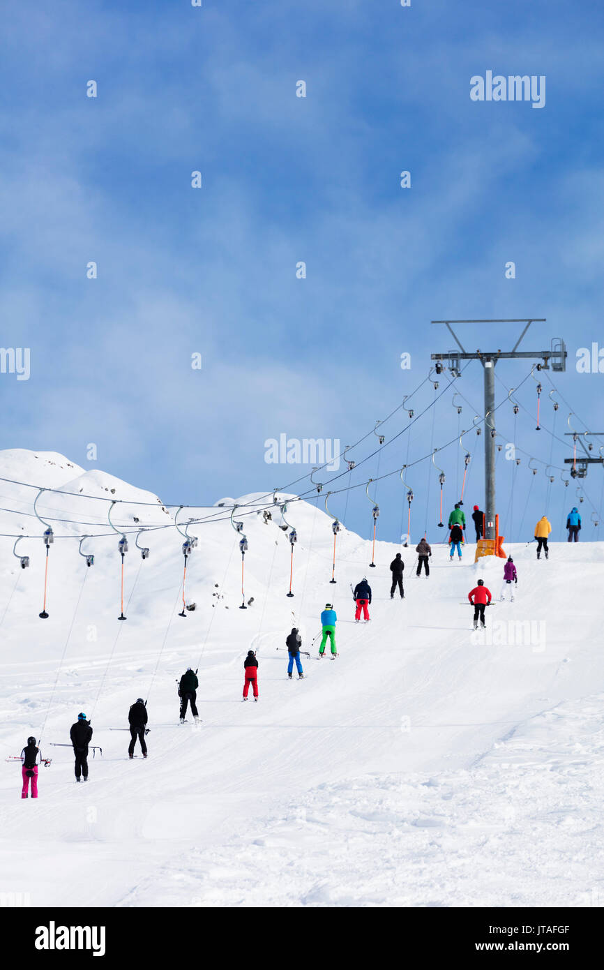 Skifahrer auf ein Schlepplift, Veysonnaz (Verbier), 4 Vallees, Wallis, Schweizer Alpen, Schweiz, Europa Stockfoto