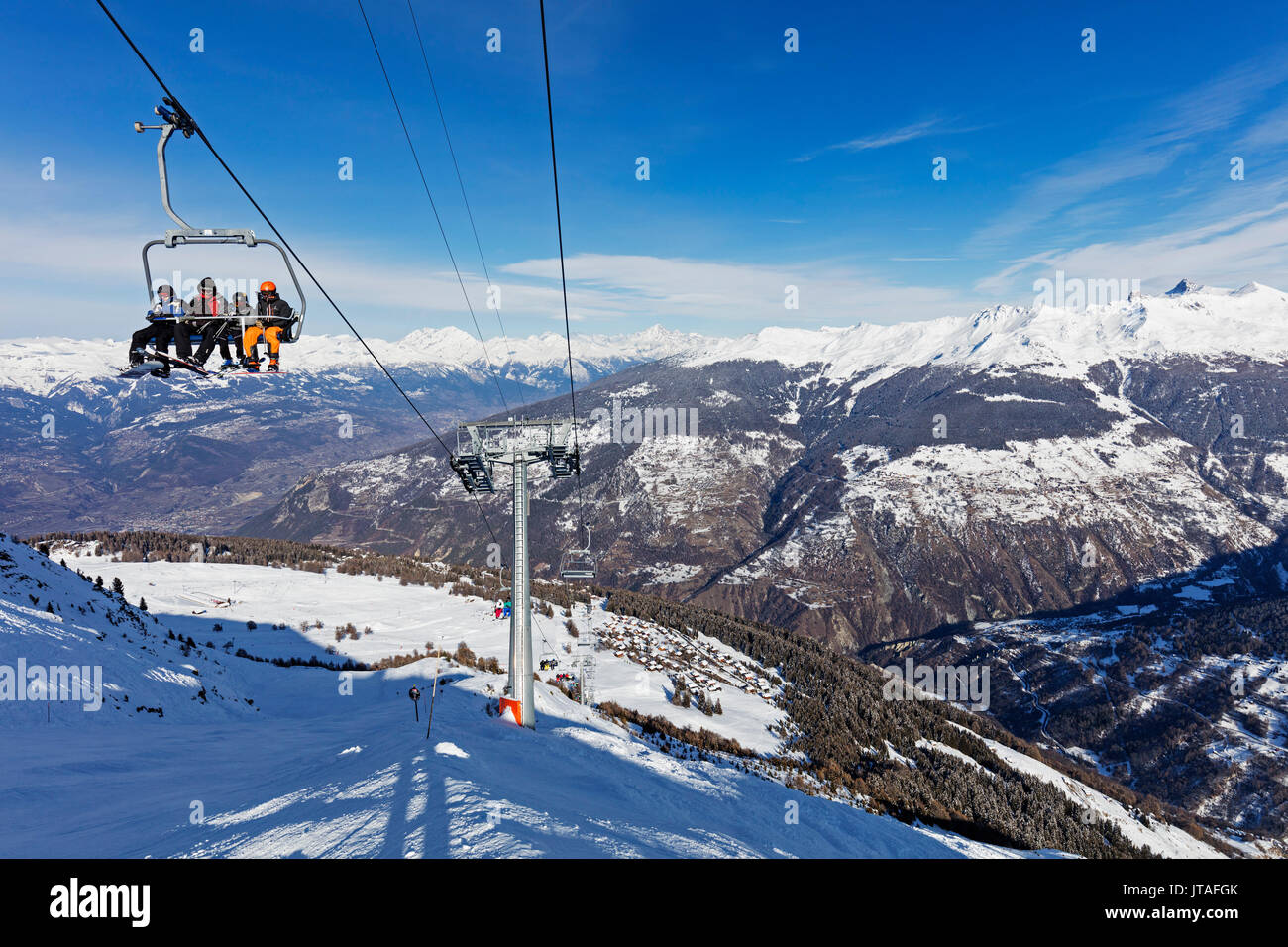 Skifahrer auf einem Sessellift, Veysonnaz (Verbier), 4 Vallees, Wallis, Schweizer Alpen, Schweiz, Europa Stockfoto
