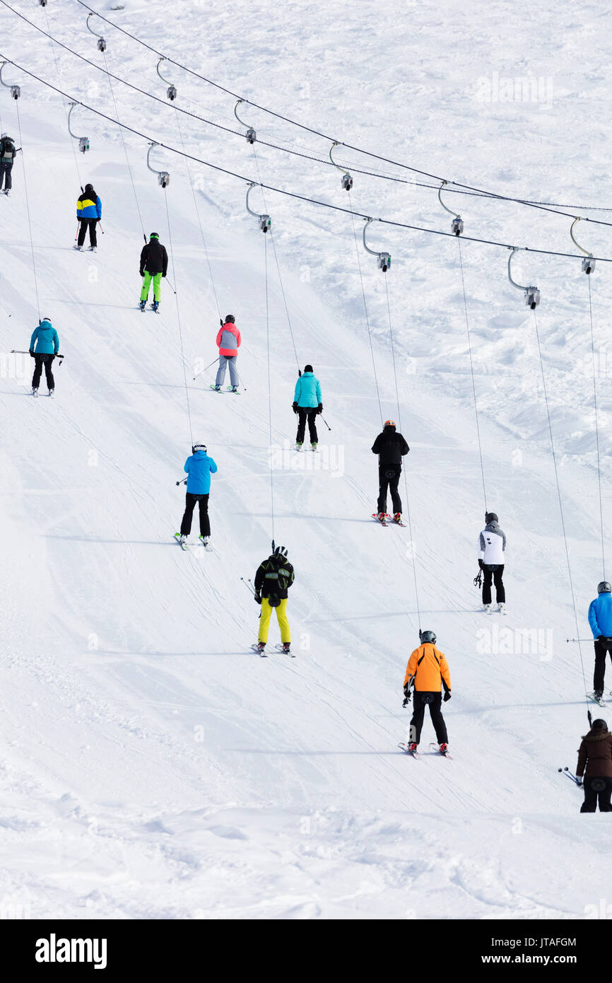 Skifahrer auf ein Schlepplift, Veysonnaz (Verbier), 4 Vallees, Wallis, Schweizer Alpen, Schweiz, Europa Stockfoto
