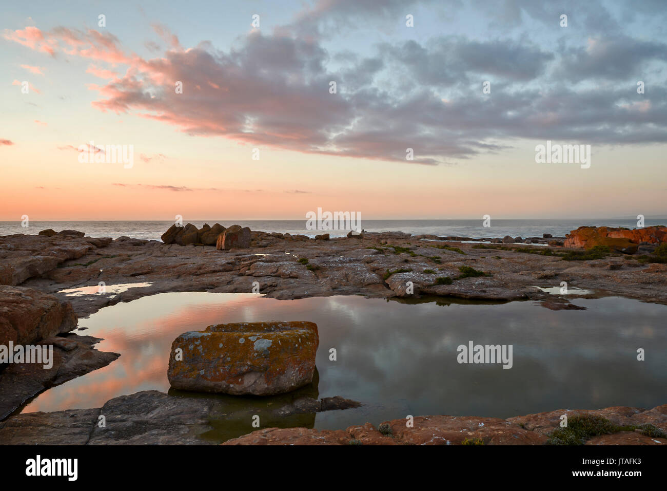 Wolken bei Sonnenuntergang entlang der Küste, Elands Bay, Südafrika, Afrika Stockfoto