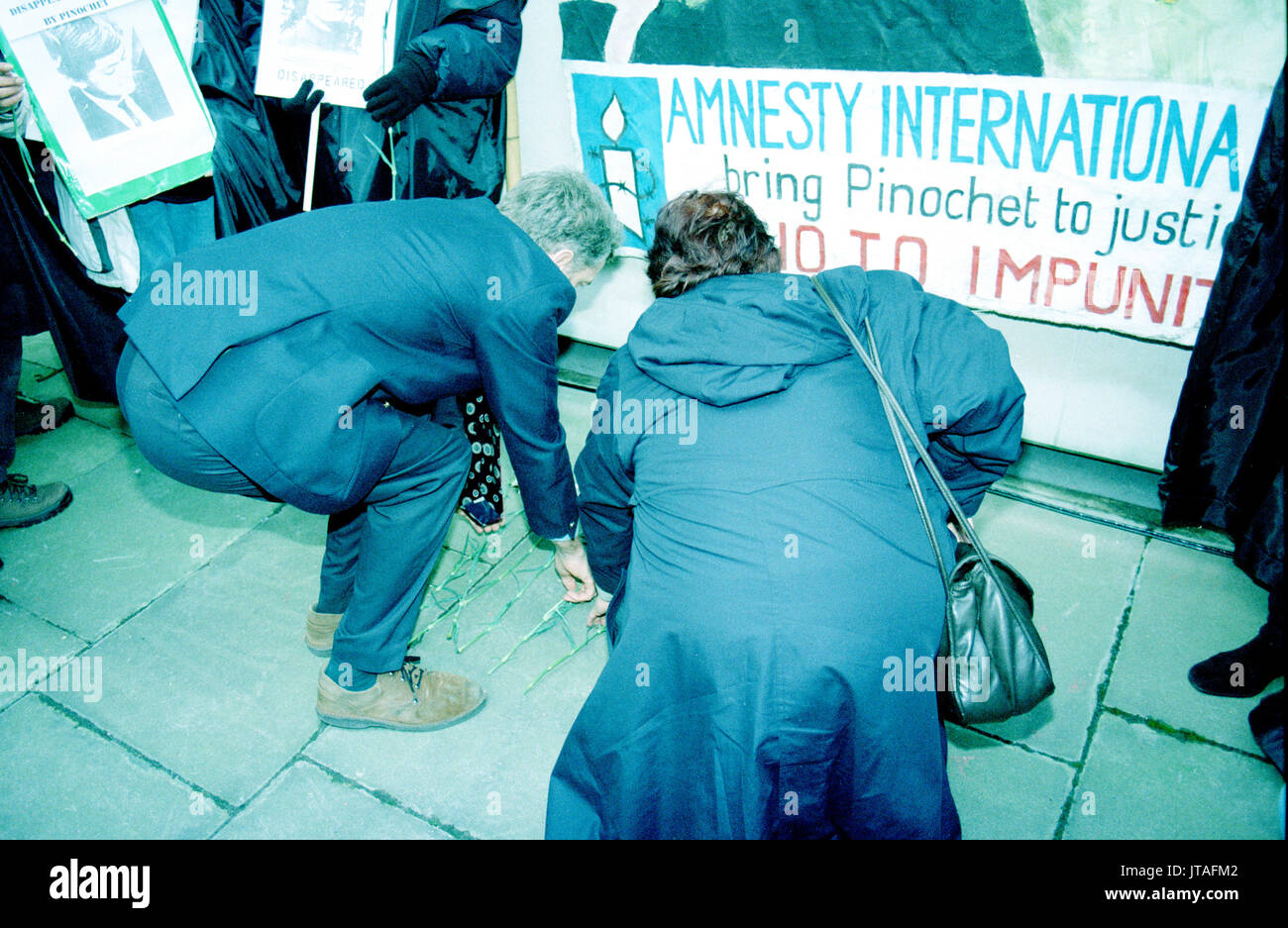 Jeremy Corbyn verbindet eine Amnesty International Protest gegen Augusto Pinochet in London, Dezember 1998 Stockfoto