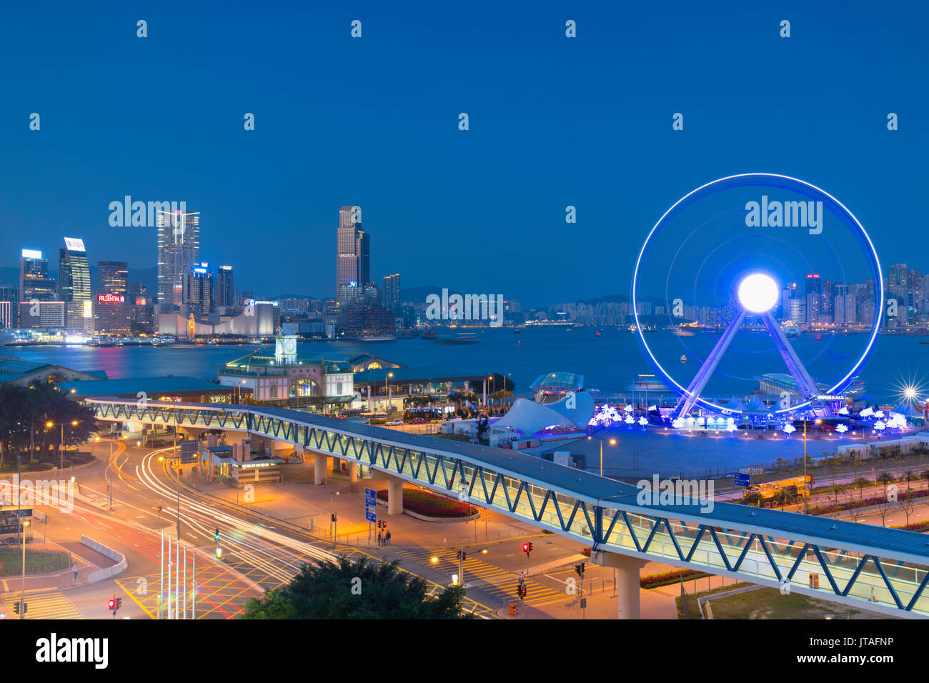 Ansicht der Star Ferry Pier, Riesenrad und Skyline von Tsim Sha Tsui, Central, Hong Kong, China, Asien Stockfoto