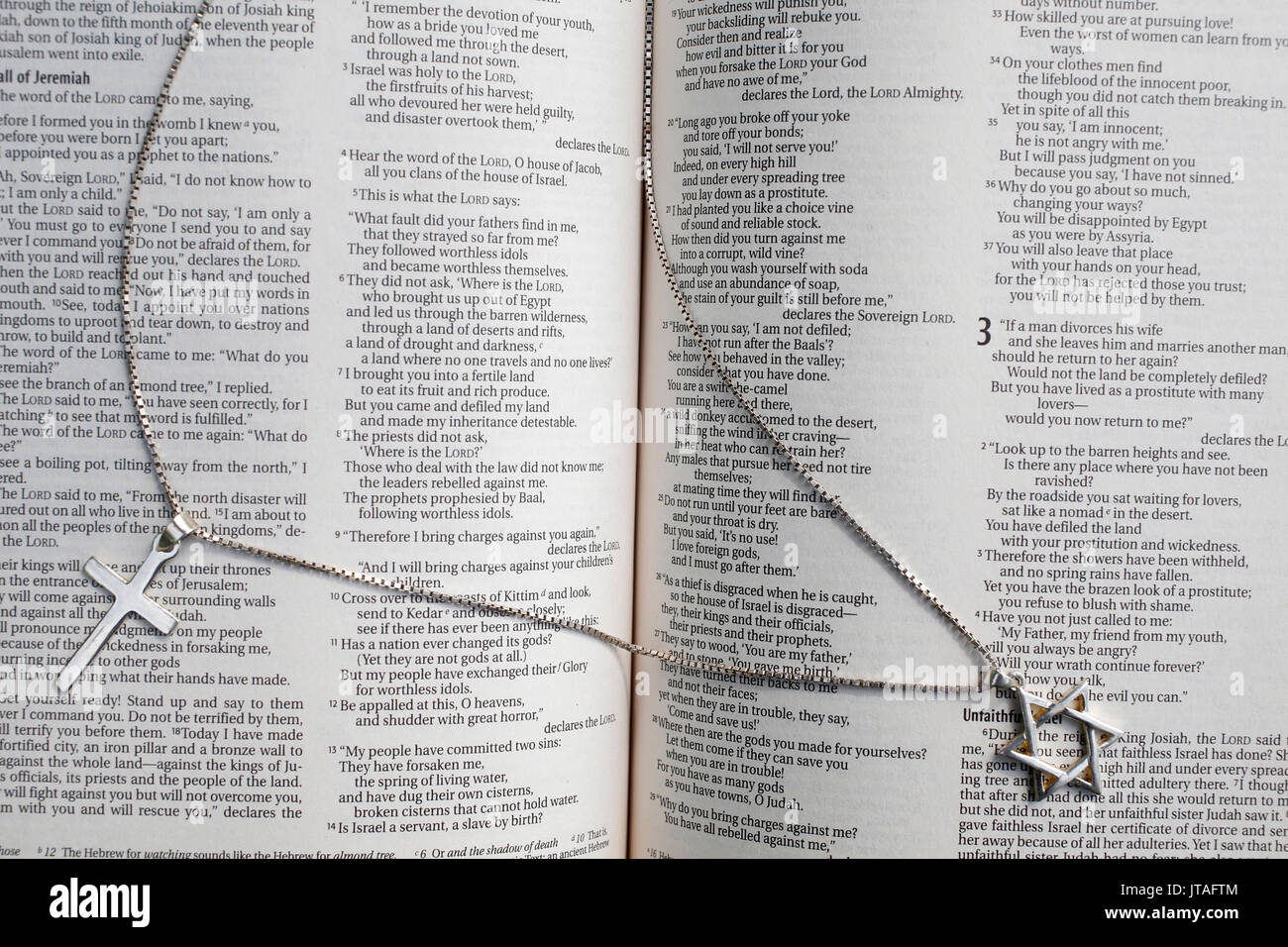 Kreuz und Davidstern über dem Alten Testament, Eure, Frankreich, Europa Stockfoto