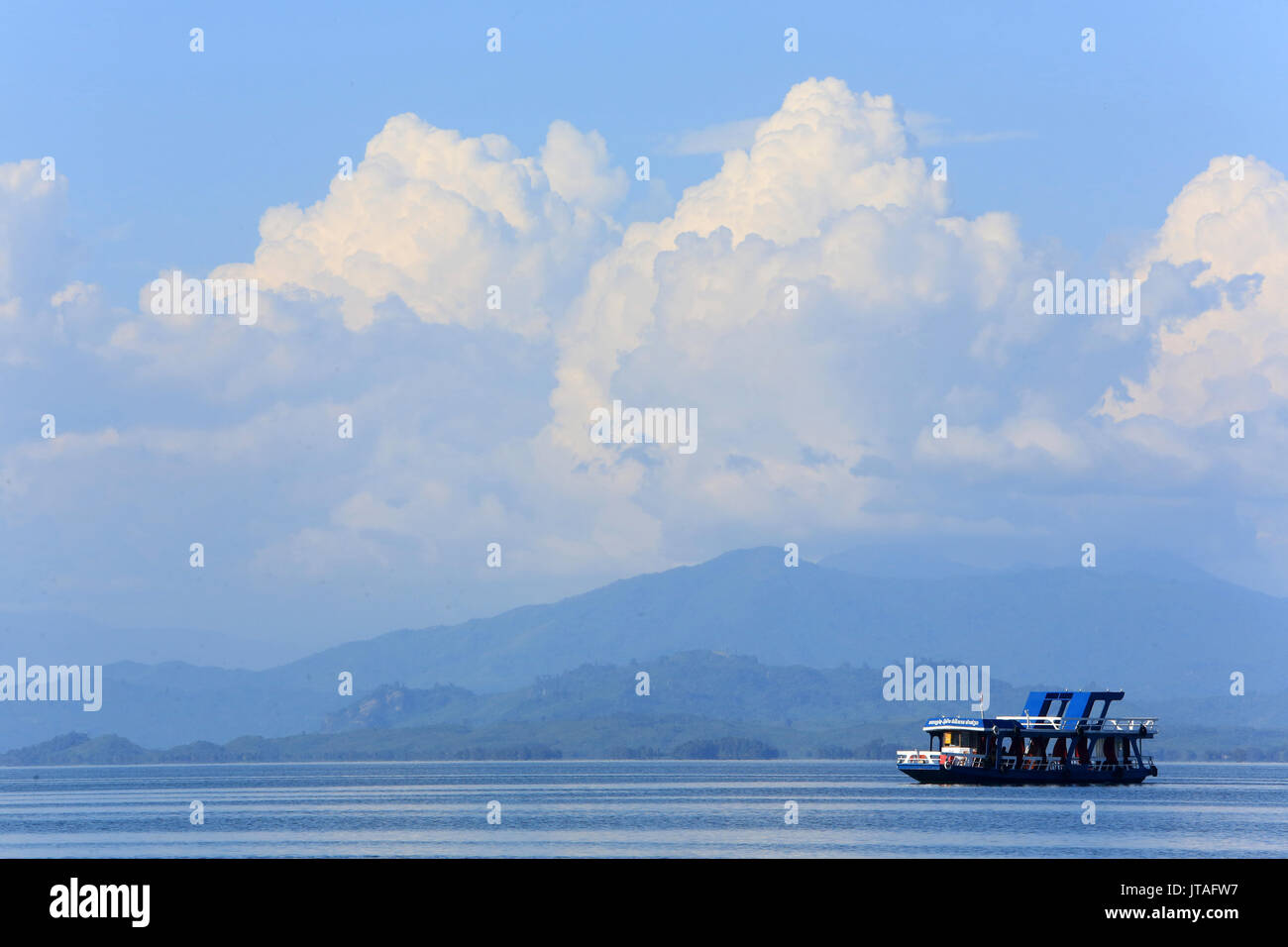 Sightseeing in einem Hausboot, Nam Ngum See, Provinz Vientiane, Laos, Indochina, Südostasien, Asien Stockfoto