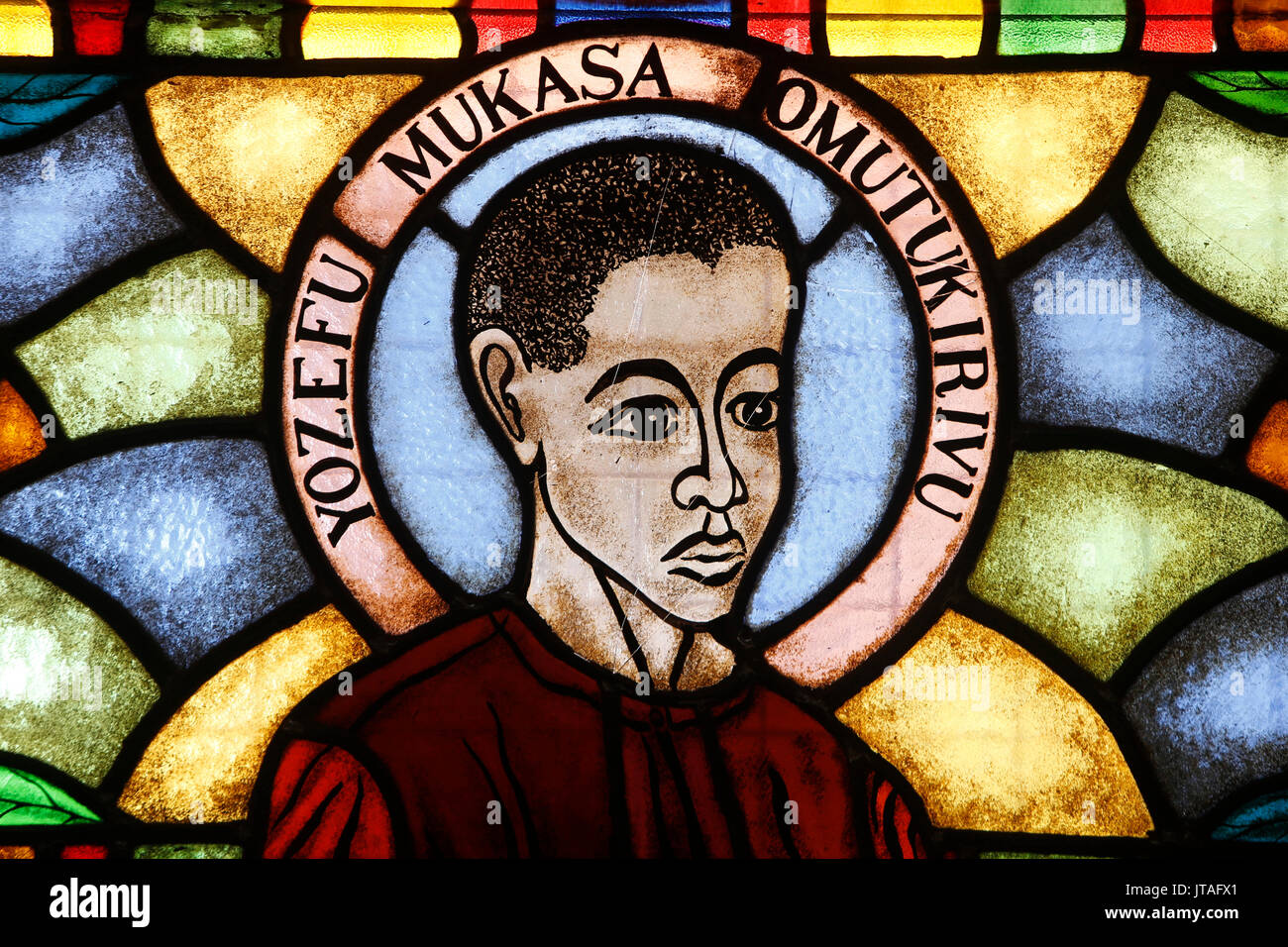 Glasmalereien in der Kirche der Märtyrer, Namugongo katholischen Märtyrer Schrein, Kampala, Uganda, Afrika Stockfoto