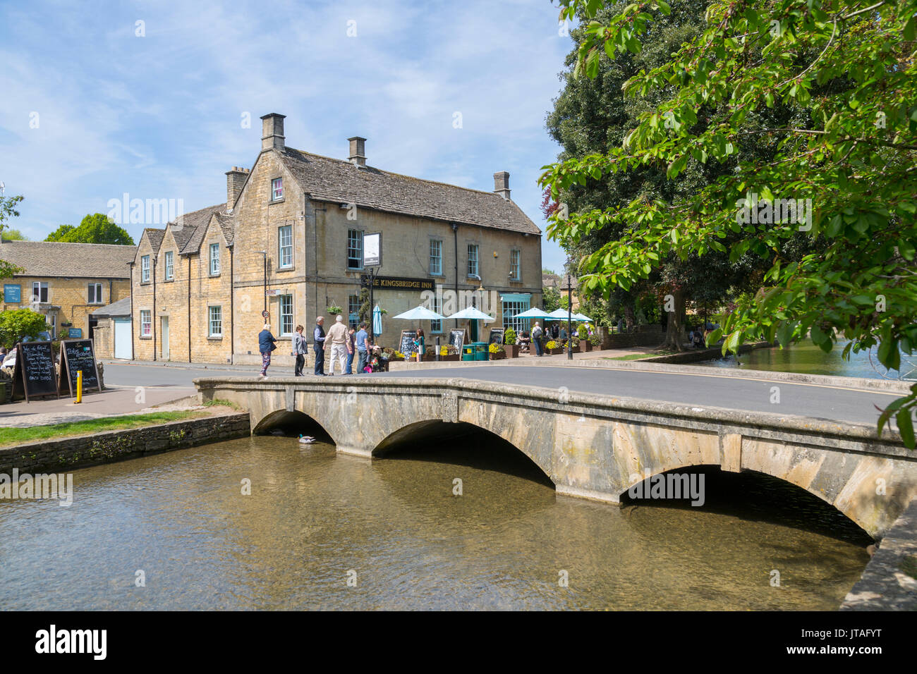 Alte Brücke über den Fluss Windrush, Bourton auf dem Wasser, Cotswolds, Gloucestershire, England, Vereinigtes Königreich, Europa Stockfoto