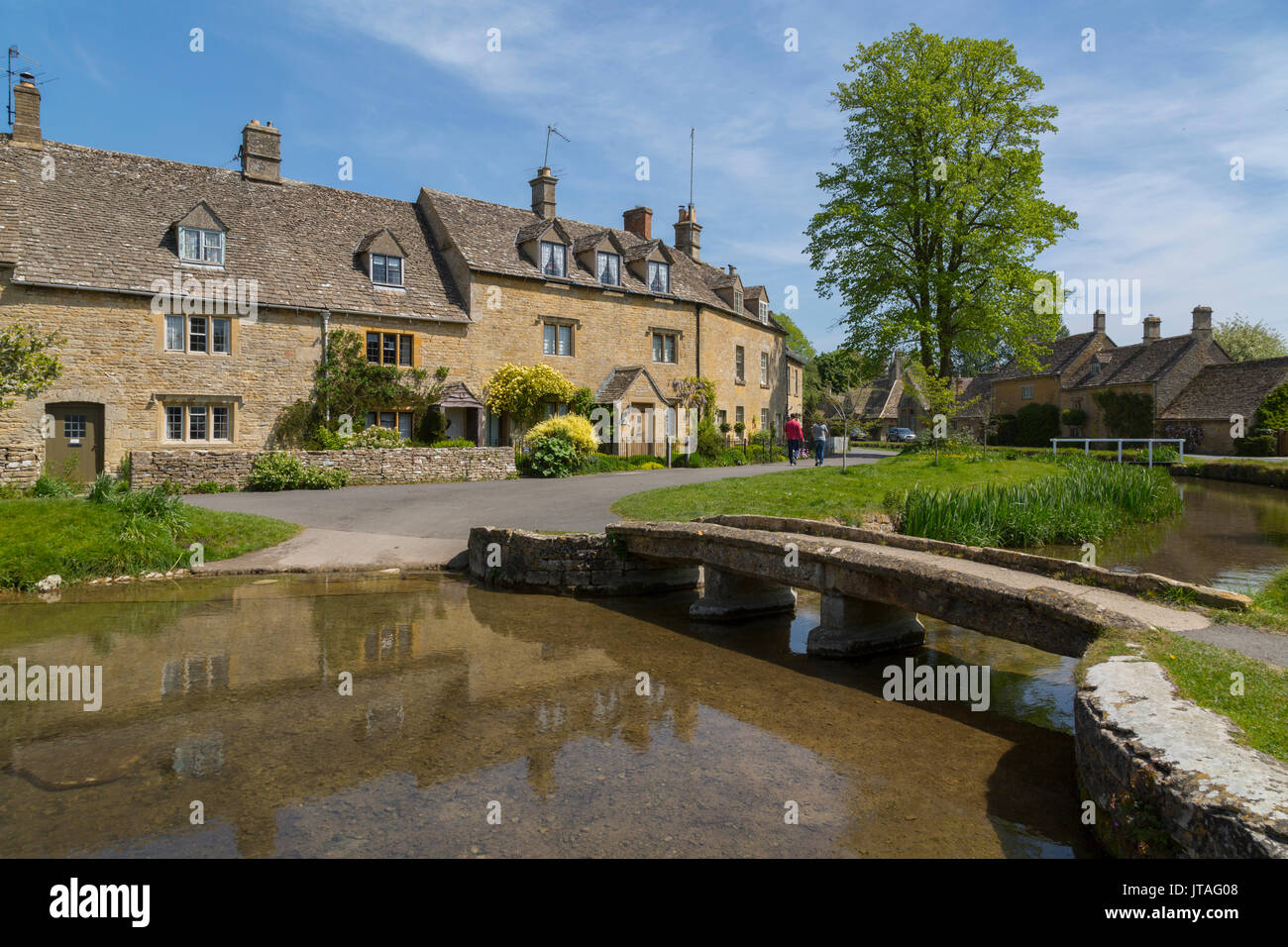 Hütten und eine Fußgängerbrücke über den Fluss Auge im Lower Slaughter, Cotswolds, Gloucestershire, England, Vereinigtes Königreich, Europa Stockfoto