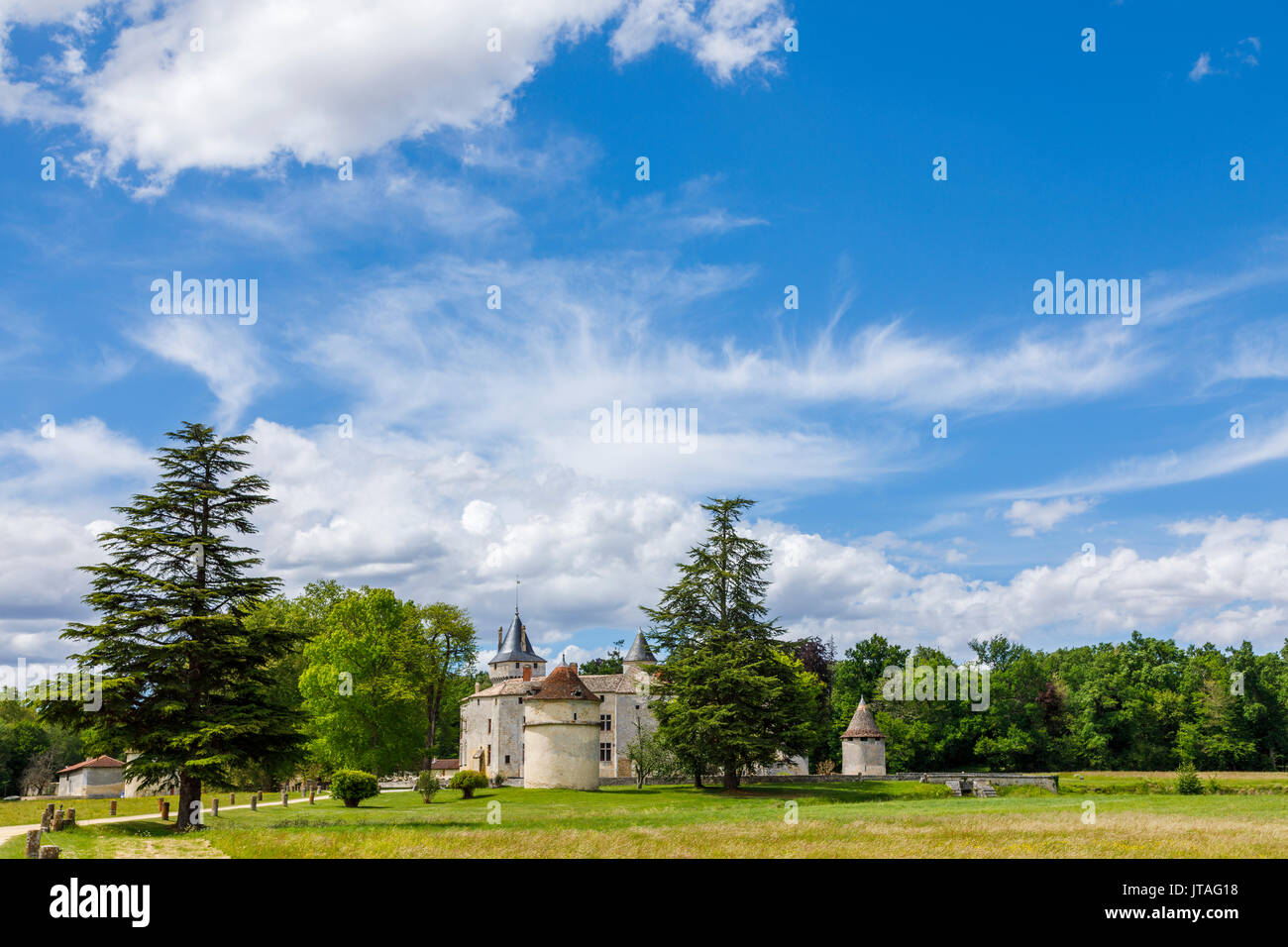 Eingang fahren, Gelände- und Parklandschaft, Chateau de la Brede, eine Burg in La Brede, Gironde, der Südwesten Frankreich, der Heimat der Philosophen Montesquieu Stockfoto