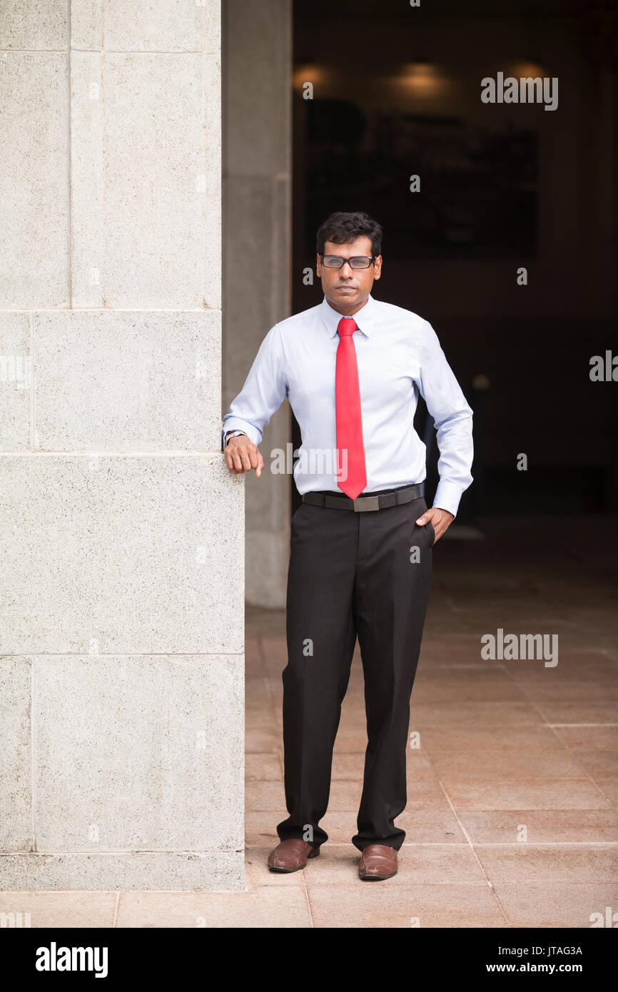 Indische Geschäftsmann in einer asiatischen Stadt. Porträt einer ernsten indischer Geschäftsmann in die Kamera schaut. Stockfoto