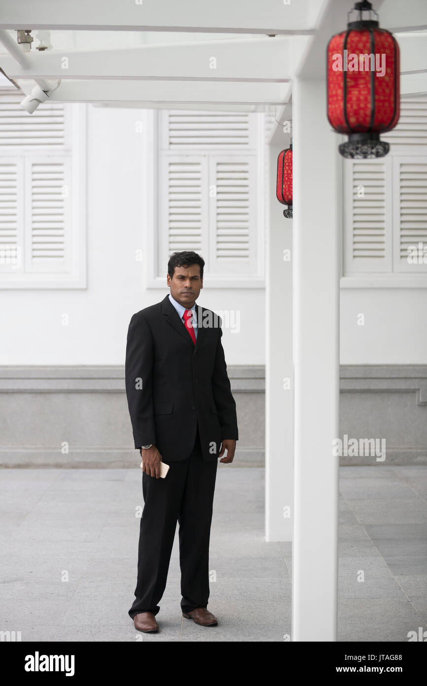 Indische Geschäftsmann in einer asiatischen Stadt. Porträt einer ernsten indischer Geschäftsmann in die Kamera schaut. Stockfoto