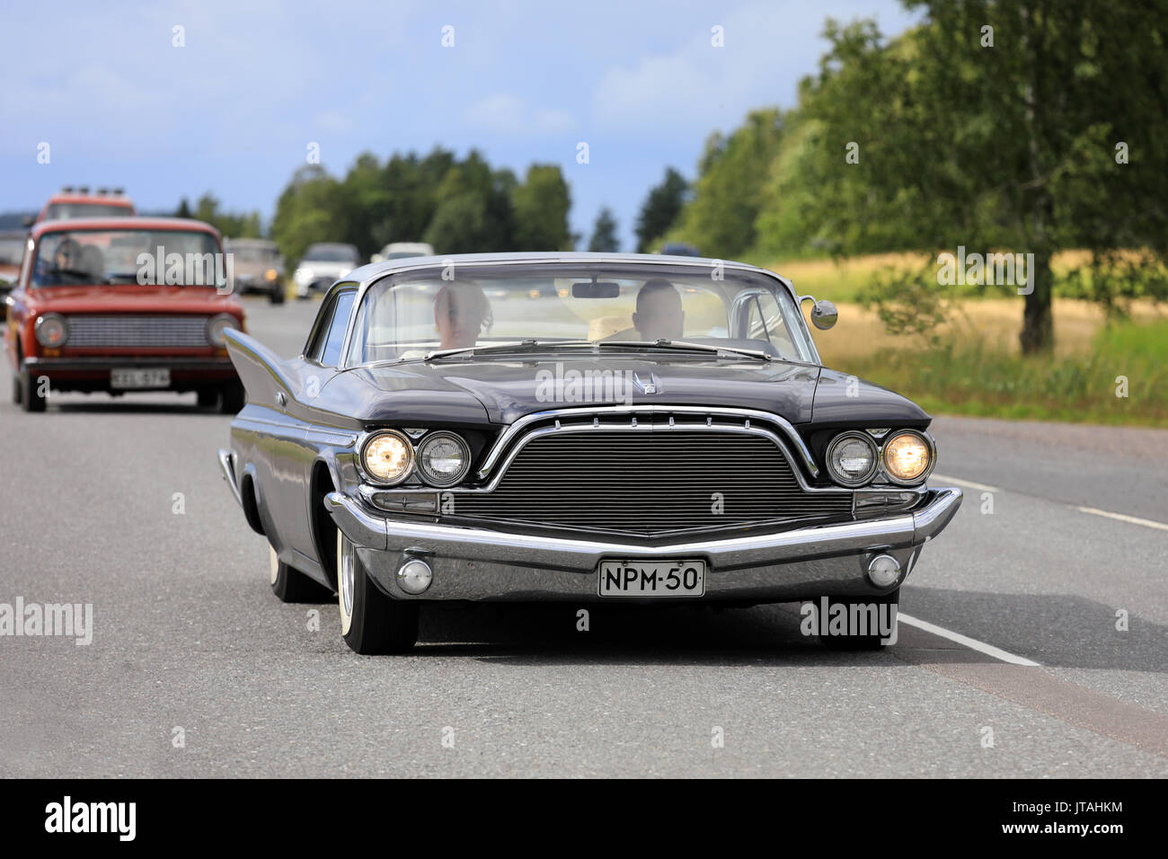 SOMERO, Finnland - 5. AUGUST 2017: Schwarz Chrysler Desoto Adventurer, wahrscheinlich 1960, bewegt sich entlang der Autobahn auf Maisemaruise 2017 Auto Kreuzfahrt Spätsommer eve Stockfoto