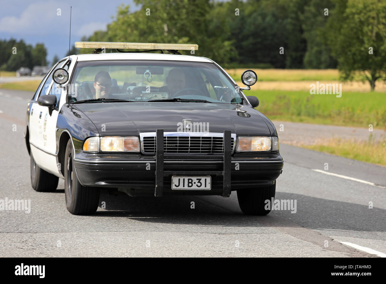 SOMERO, Finnland - 5. AUGUST 2017: Amerikanische 1990er Chevrolet Polizei Auto bewegt sich entlang der Autobahn auf Maisemaruise auto Kreuzfahrt 2017 Veranstaltung in Tawastia Ordnungsgemäße, Fi Stockfoto