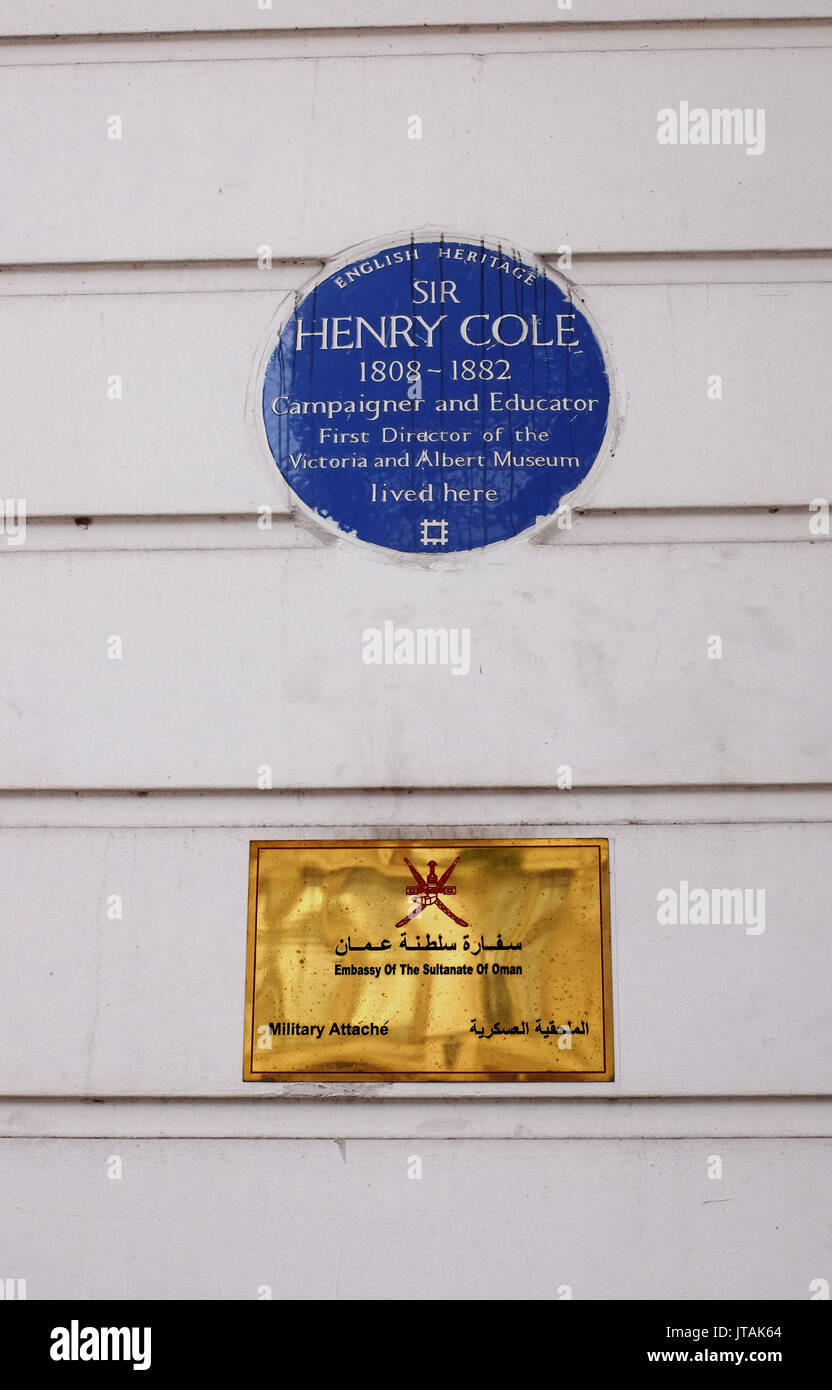 London UK - blaue Plakette an Sir Henry Cole, der erste Direktor der Victoria und Albert Museum, die an, was jetzt die Botschaft von Oman in der Cromwell Road Foto aufgenommen von Simon Dack gelebt Stockfoto