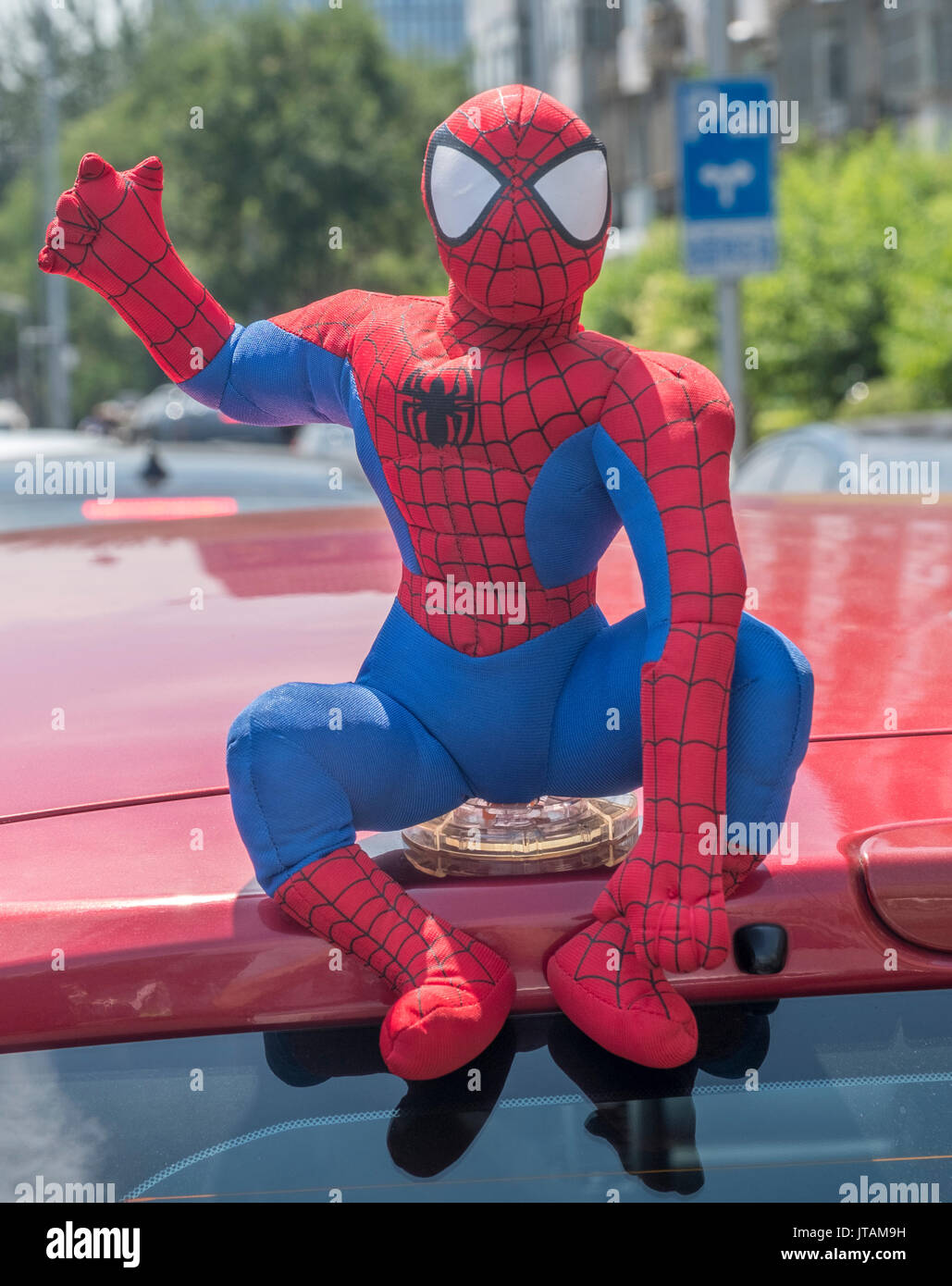 Spider-Man Spielzeug ist auf ein eigenes Auto in Peking, China. 08-Aug-2017  Stockfotografie - Alamy