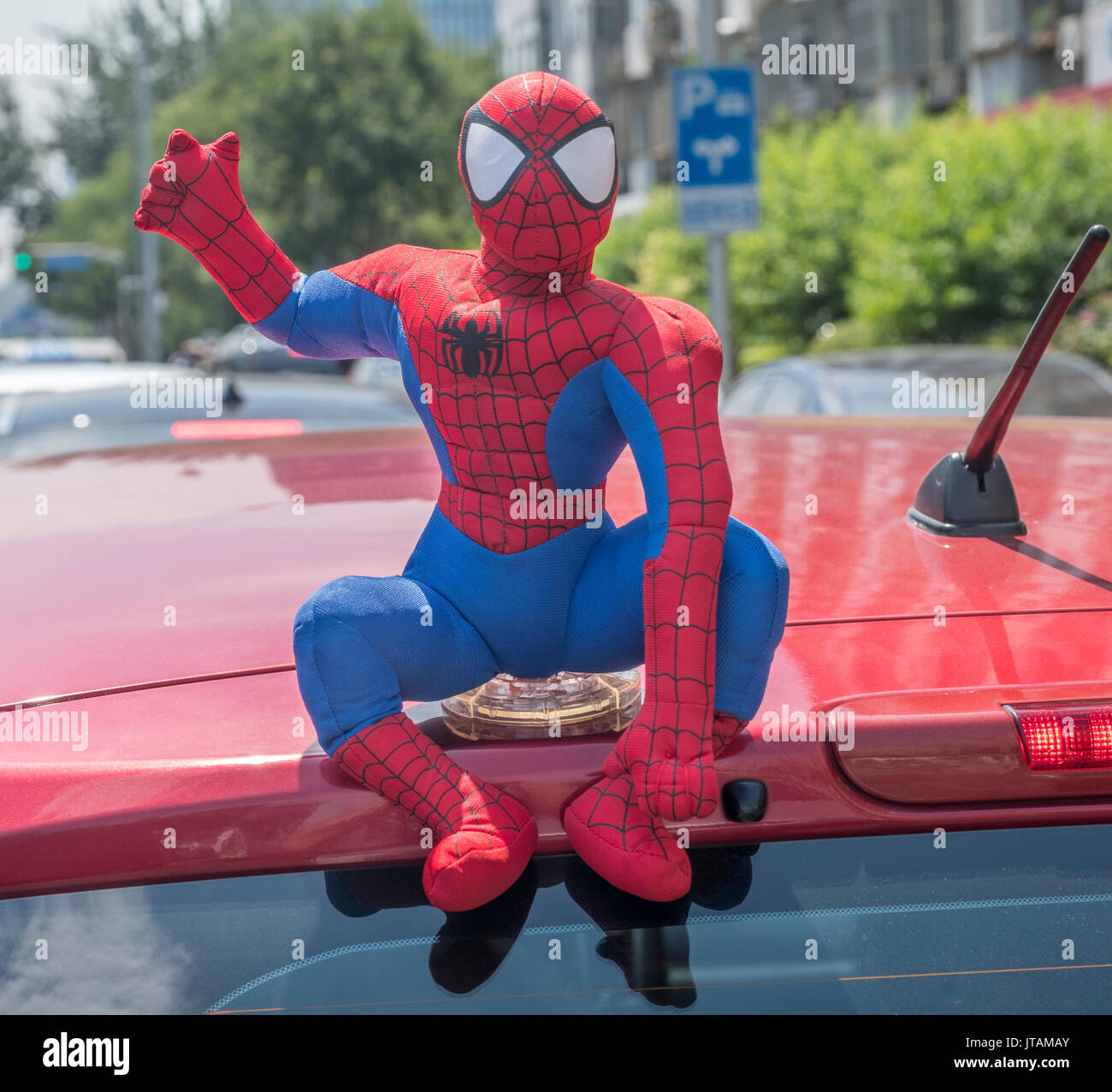 Spider-Man Spielzeug ist auf ein eigenes Auto in Peking, China. 08-Aug-2017  Stockfotografie - Alamy