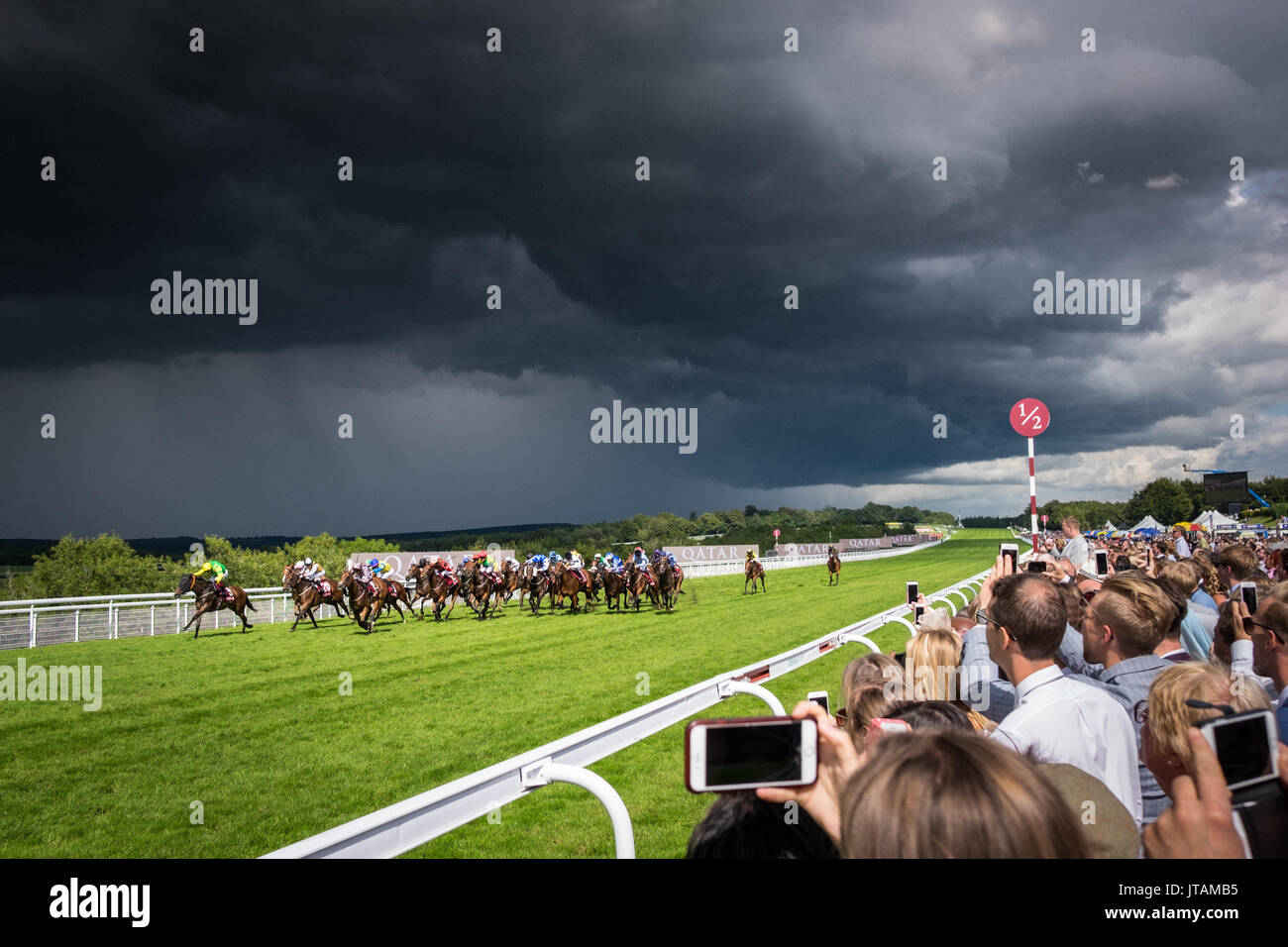 Gewitterwolken Pass während der Pferderennen in Glorious Goodwood 2017 in West Sussex Stockfoto