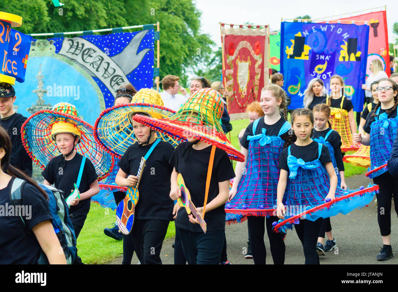 Eine Gruppe von Jungen und Mädchen in bunten Kostümen feiern Sma Schuß Tag auf den Straßen von Paisley, Schottland am 1. Juli 2017 Stockfoto