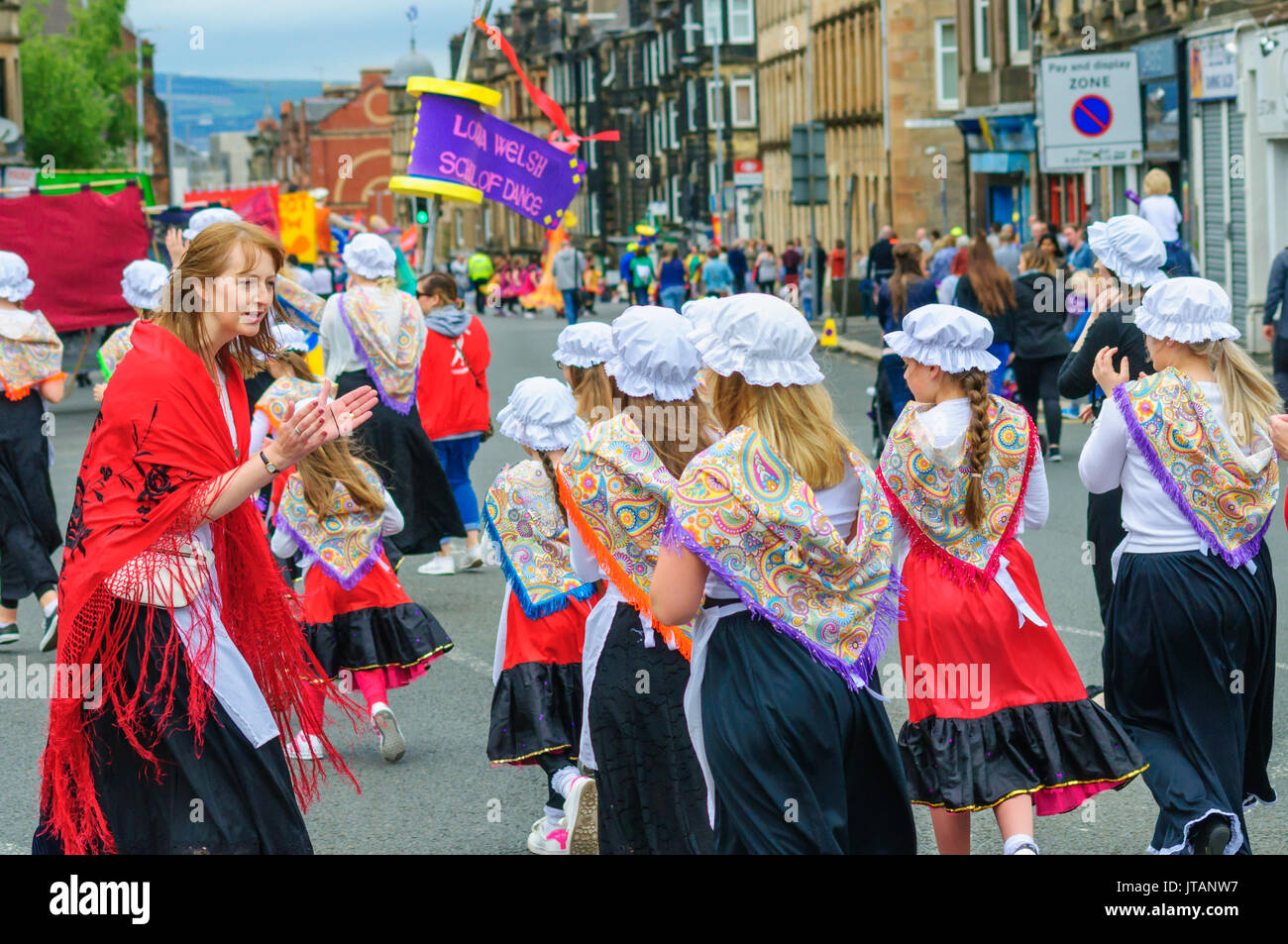 Eine Gruppe von jungen Frauen in historischen Kostümen feiern Sma Schuß Tag auf den Straßen von Paisley, Schottland am 1. Juli 2017 Stockfoto