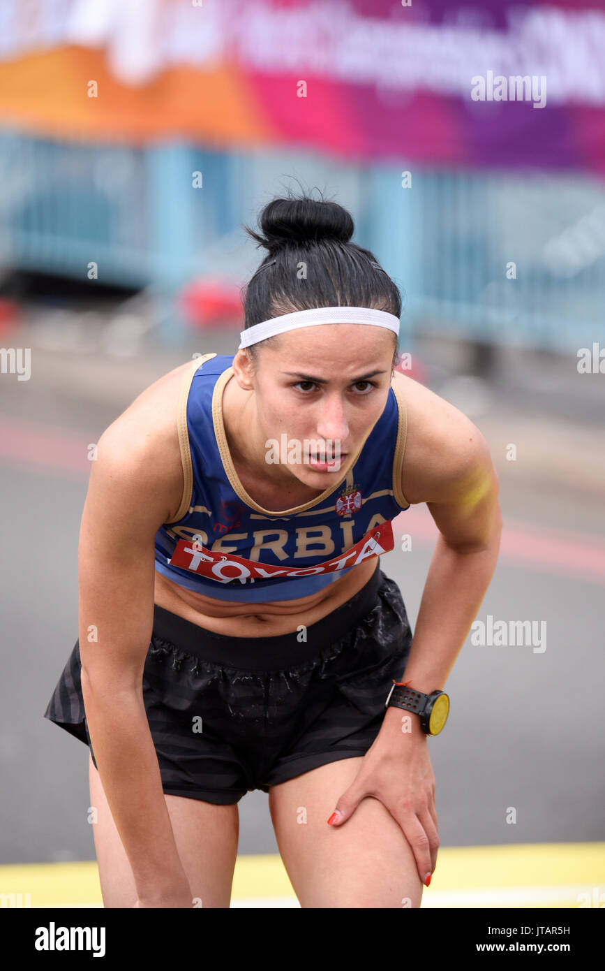 Teodora Simovic aus Serbien überquerte die Ziellinie am Ende des Marathon-Rennens der IAAF-Weltmeisterschaft 2017 in London Stockfoto