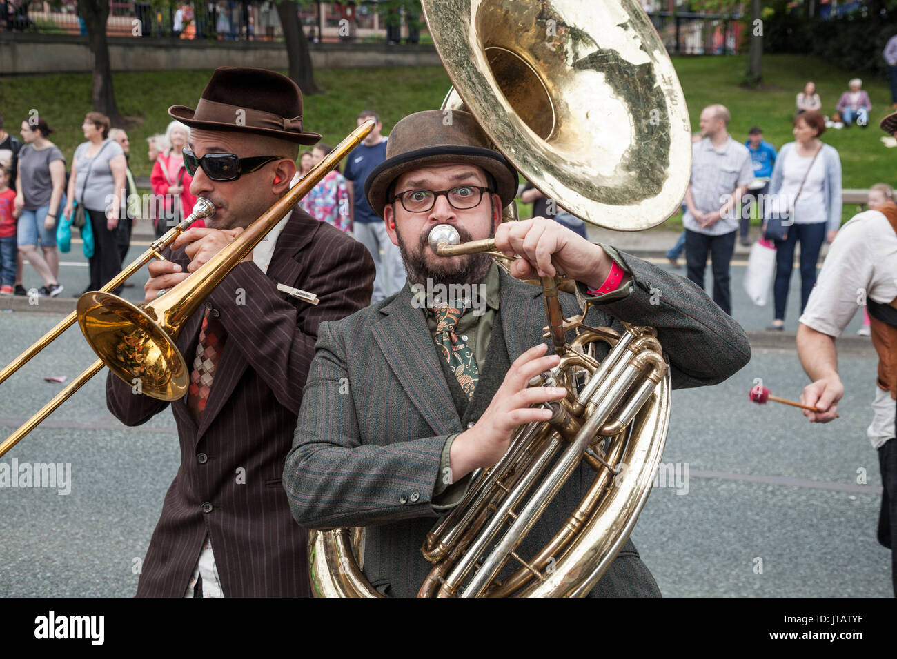 In der Nähe von zwei Baghdaddies, Musiker im Stockton Internationale Riverside Festival Parade Stockfoto