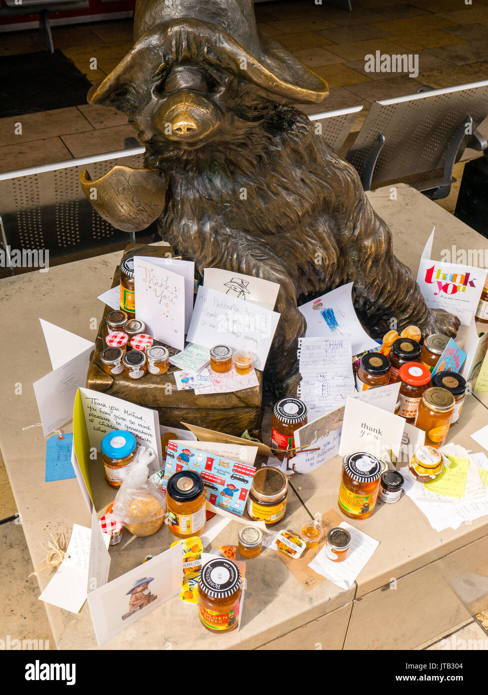 Bronzestatue des Paddington Bear, vom Bildhauer Marcus Cornish, am Bahnhof Paddington, City of Westminster, London, England, GB, GB. Stockfoto