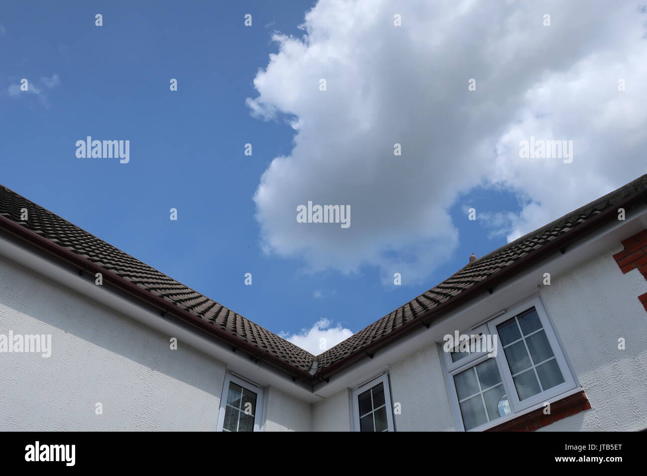 Haus Dach v-Form blue sky white cloud und Taube Stockfoto