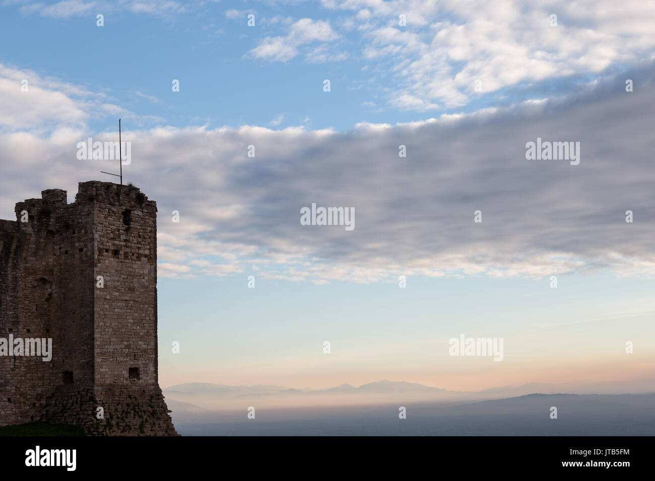 Details der Rocca Maggiore in Assisi (Umbrien), gegen einen schönen Himmel bei Sonnenuntergang Stockfoto