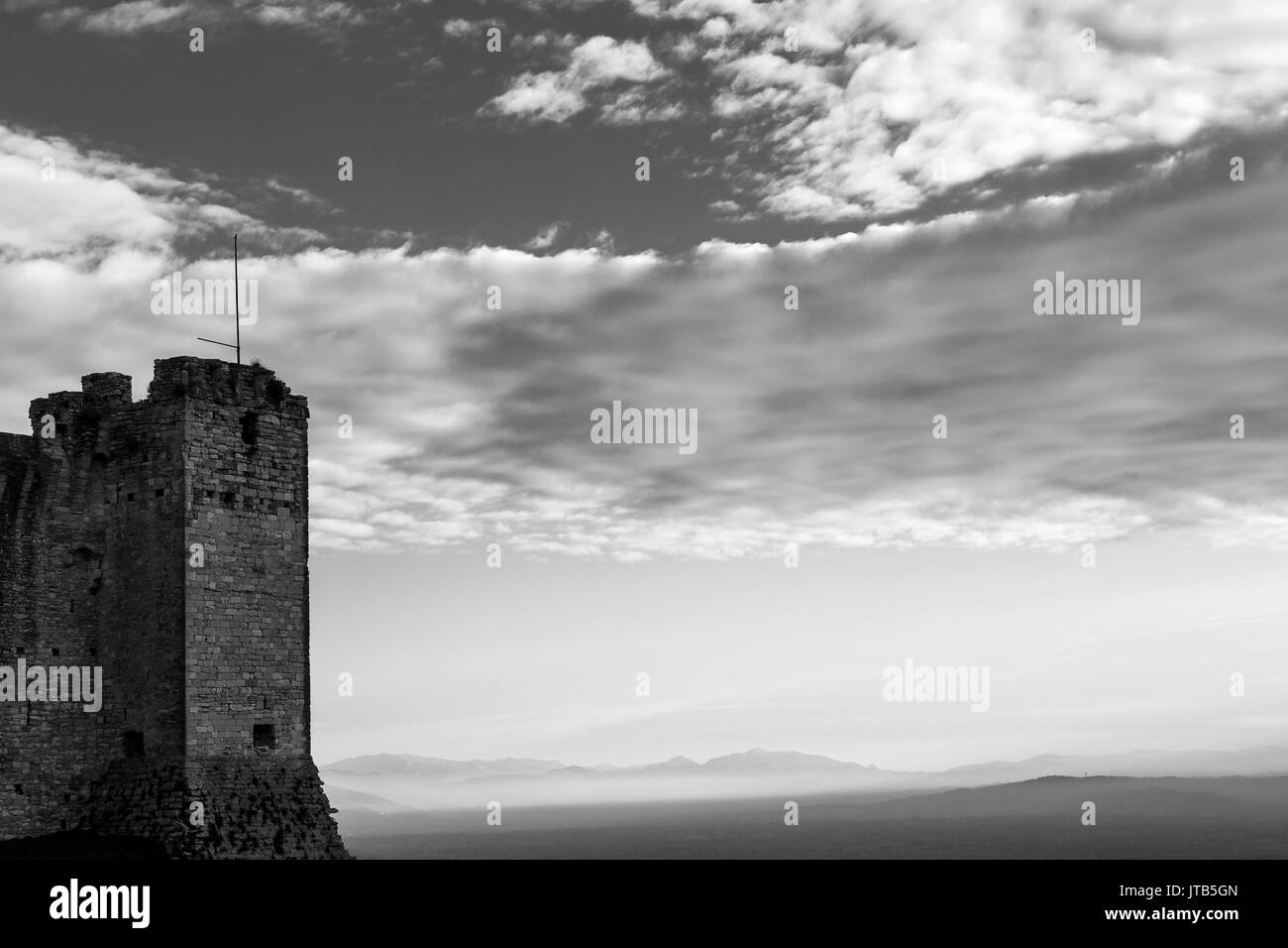 Details der Rocca Maggiore in Assisi (Umbrien), gegen einen schönen Himmel Stockfoto