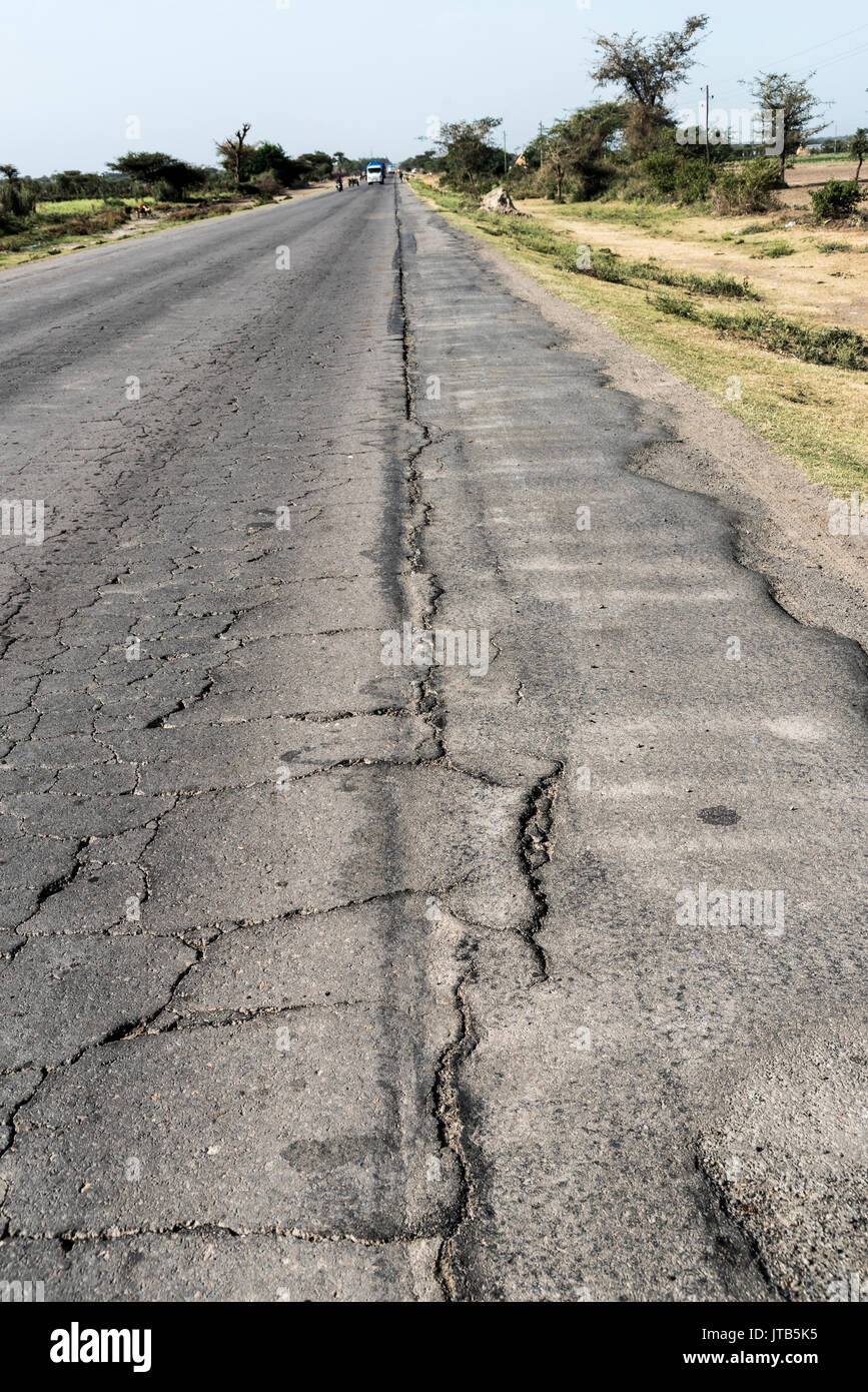 Beschädigte asphaltierte Straße mit Schlaglöchern, Perspektive in Addis Abeba, Äthiopien Stockfoto