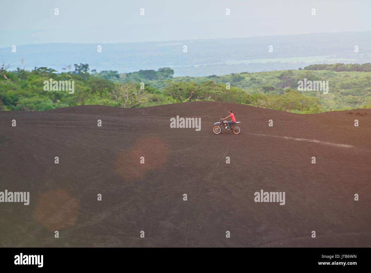 Mann fahrt Motorrad Outdoor in der Natur Park Stockfoto