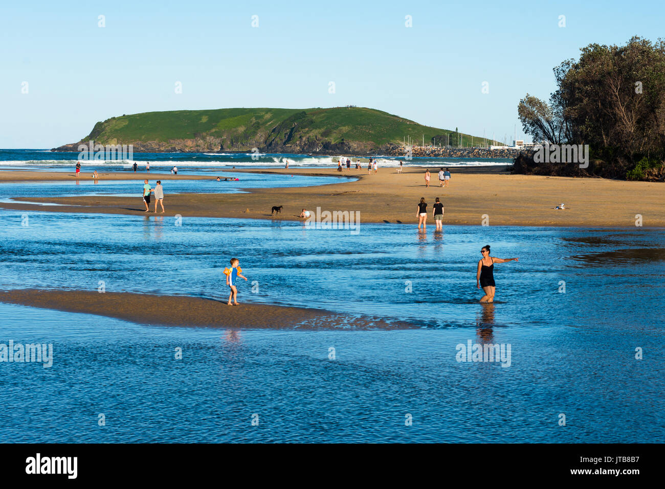 Coffs Creek erreicht das Meer im Park Beach Holiday Park, Coffs Harbour, NSW, Australien. Stockfoto