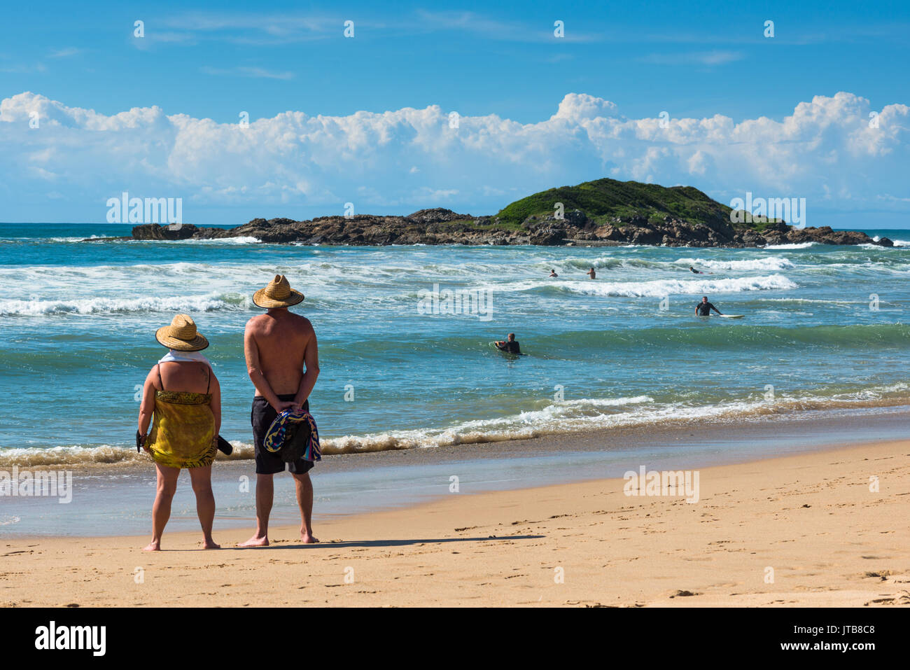 Paar schauen, um wenig Hammel Bird Island aus der Park Beach Coffs Harbour, NSW, Australien. Stockfoto