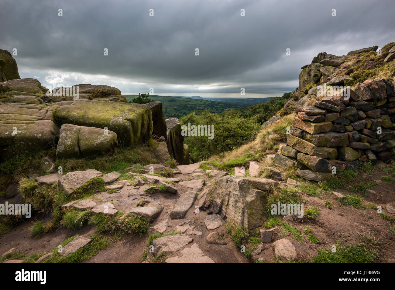 Steiniger Weg an der Kakerlaken, Peak District National Park, Staffordshire, England. Stockfoto