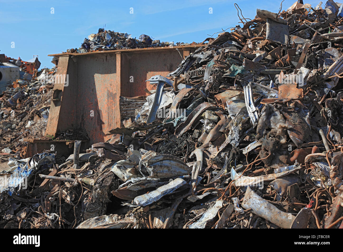 Schrottplatz, Schrott auf der Deponie in einem Recyclingunternehmen, Schrottplatz, Altmetall auf Halde in einem Recyclingbetrieb Stockfoto