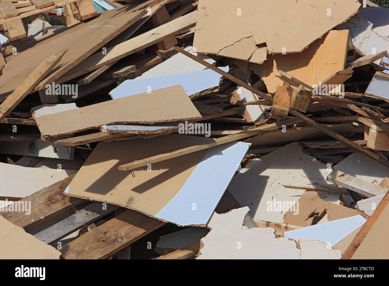 Müll, entzündliche Abfälle Holz und chip Aufzeichnungen, in einer für die Entsorgung, Abfall, brennbare Holzabfaelle und Spanplatten, in einem Entsorgungsbetrieb Stockfoto