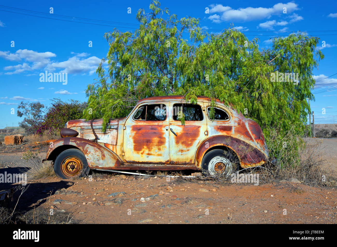 Rostige alte Autos links heraus im Wetter Broken Hill in New South Wales, Australien Stockfoto
