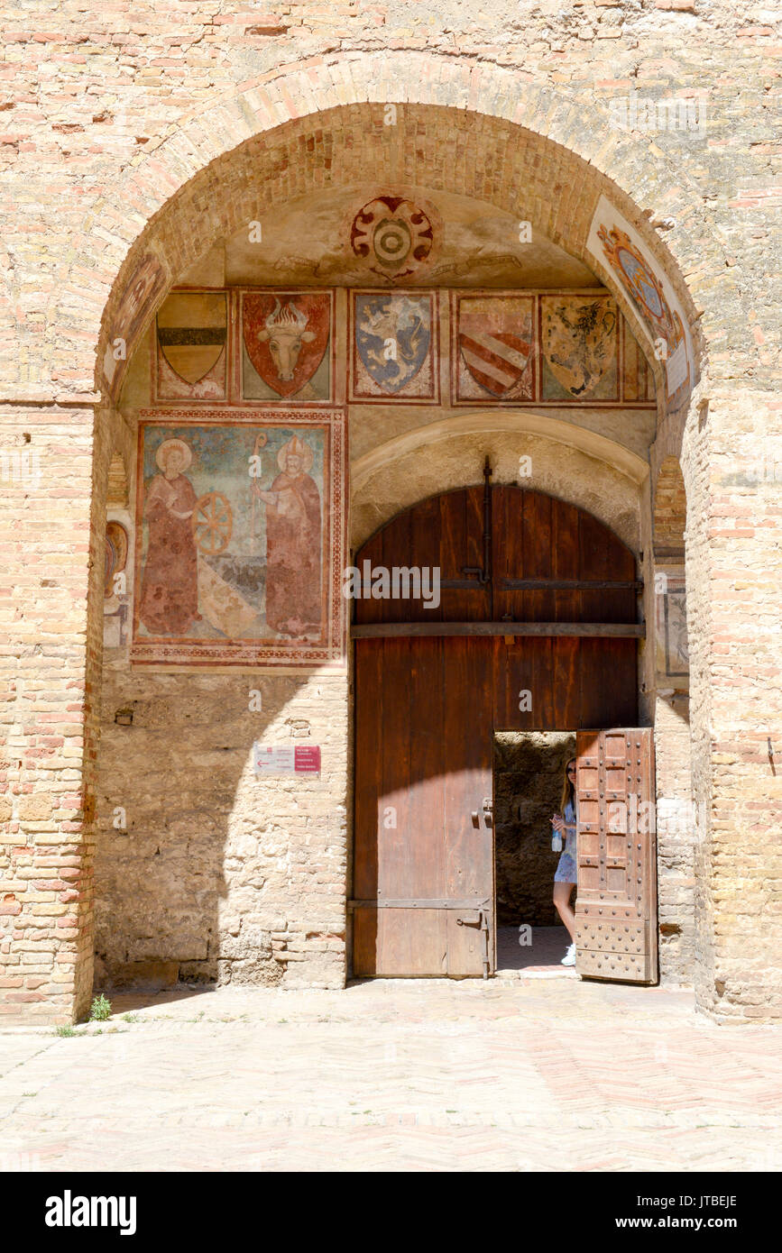 San Gimignano, Italien - 6. Juli 2017: Die Leute, die zu Fuß das Alte Rathaus in San Gimignano in Italien Stockfoto