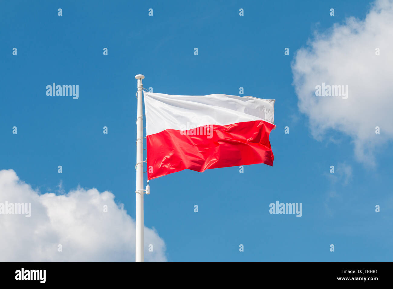 Winkende Nationalflagge von Polen auf einem Fahnenmast, nationalen Farben von Polen. Stockfoto