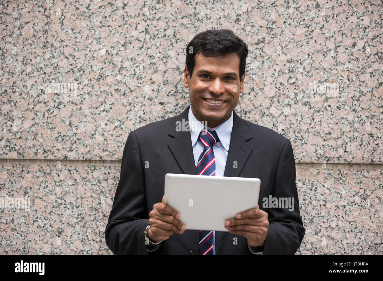 Indische Geschäftsmann mit einem Tablet-PC. Asiatische Geschäftsmann mit digitalen Tablet Computer. Stockfoto