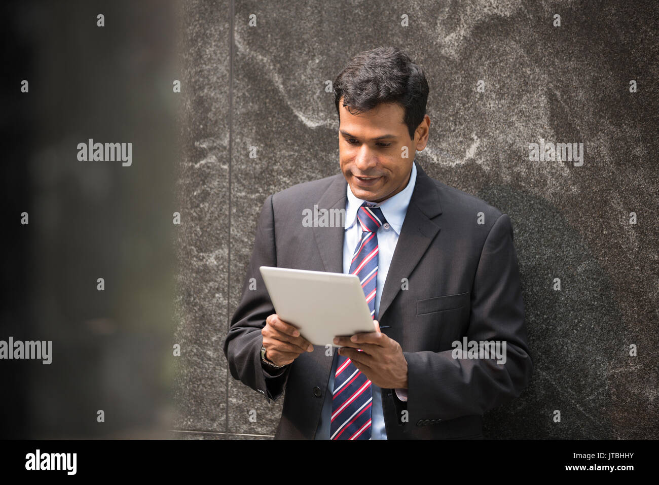 Indische Geschäftsmann mit einem Tablet-PC. Asiatische Geschäftsmann mit digitalen Tablet Computer. Stockfoto