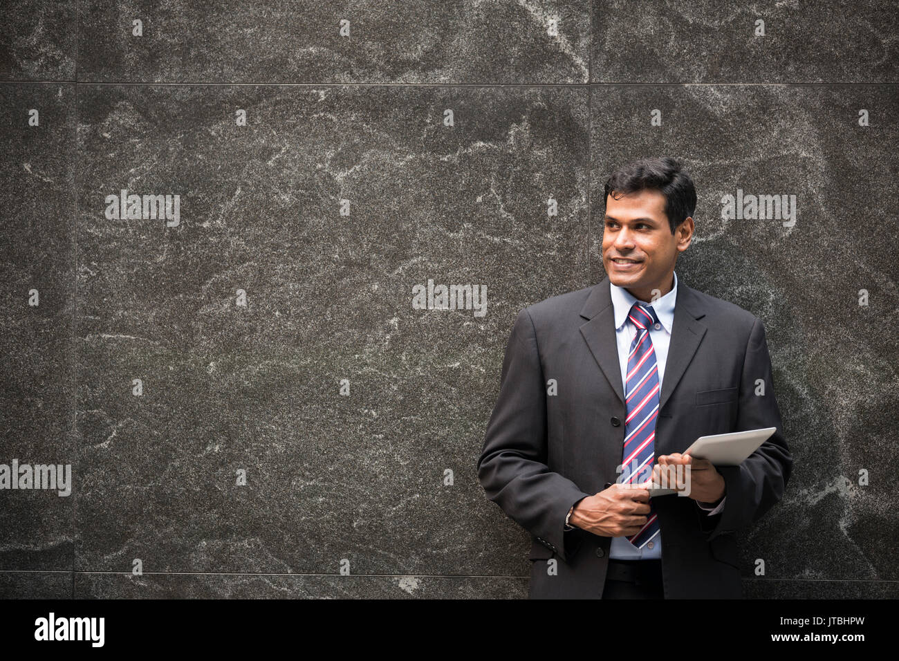 Indische Geschäftsmann mit einem Tablet-PC. Asiatische Geschäftsmann mit digitalen Tablet Computer. Stockfoto