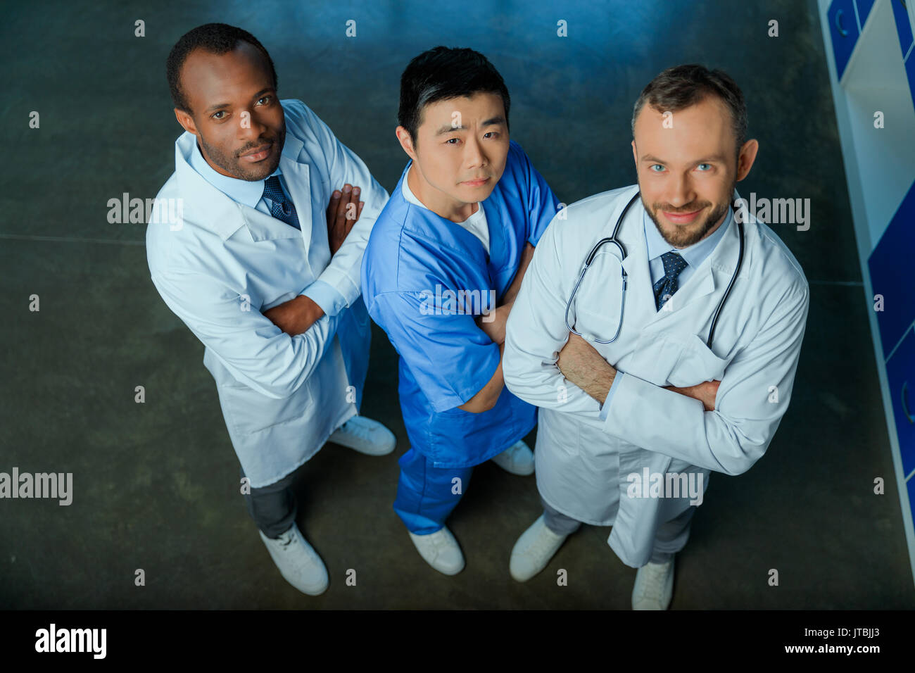 Hohe Betrachtungswinkel der multirassischen Gruppe von Ärzten in der Reihe stehen in der Klinik Stockfoto