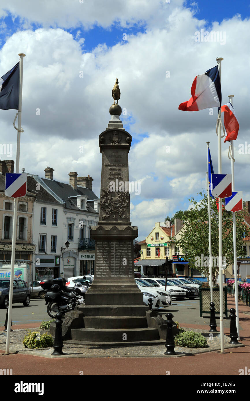 Monument Aux Morts (Kriegerdenkmal) Erstellt von Authom-Lebel, Place de l'Hotel de Ville, Auxi le Chateau, Pas-de-Calais, Ile de France, Frankreich Stockfoto