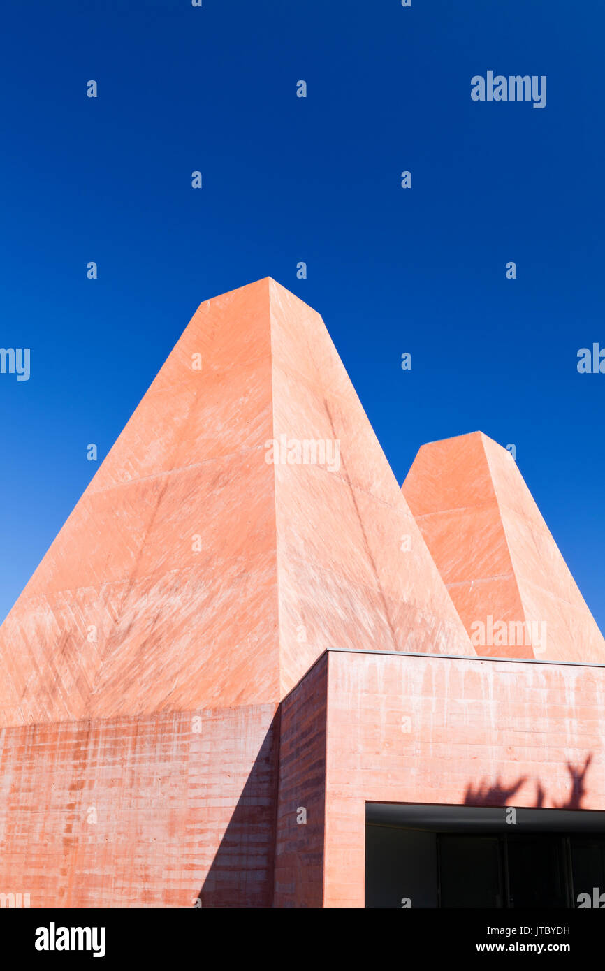 Paula Rego Museum, Cascais, Portugal. Außenansicht des roten beton Pyramide - wie Schornsteine. Stockfoto
